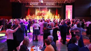 Glamour, Chic, Eleganz gepaart mit tanzbaren Rhythmen, die passionierten Tänzer genießen diesen stilvollen Abend.