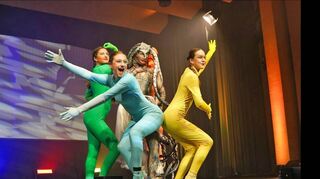 Die Tanzshow „Das Kleid“ ist am Samstag, 16. März, um 19 Uhr im Bad Mergentheimer Kursaal zu erleben.