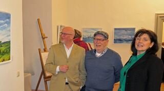 Die Vernissage zur neuen Ausstellung „Landschaftslust – Gemälde von Prof. Dr. Jürgen Hellbrück“ in der Freudenberger Amtshausgalerie zog viele Interessierte an. Begeistert von den Werken des ambitionierten Hobbymalers Jürgen Hellbrück (Mitte) zeigten sich dabei auch Bürgermeister Roger Henning und Caroline Becker vom Tourismus- und Kulturbüro.