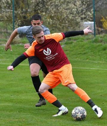 Balbachtal (in Orange) holt einen 6:1-Sieg trotz zweier Platzverweise.