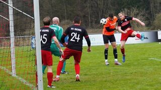 Marvin Eckert erzielt per Kopf das 1:0 für die SG Rambo II. Der FC Eichel II machte jedoch den Ausgleich, so dass das B-Klassen-Duell Unentschieden endete.