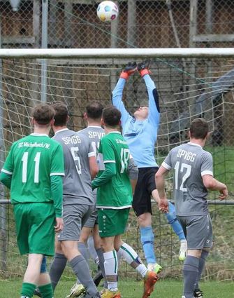 Hier hatte Michael Brunner noch alles im Griff, doch der Keeper konnte die Apfelbacher Heimniederlage auch nicht verhindern.