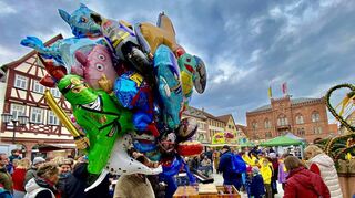Buntes Tauberbischofsheim: Ein Blick auf den Marktplatz am frühen Sonntagnachmittag.