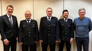 Ehrung bei der Freiwilligen Feuerwehr: (von links) Bürgermeister Georg Wyrwoll, der Geehrte Erich Müller, Abteilungskommandant Steffen Uher, Kommandant Axel Brümmer und Ortsvorsteher Harald Kranz.