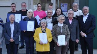 Die geehrten Mitglieder des VdK-Ortsverbands Grünsfeld mit Dieter Ilg (Dritter von links), dem Ortsverbandsvorsitzenden Reiner Schenk (Dritter von rechts) und Bürgermeister Joachim Markert (rechts).