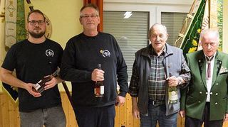 Ehrungen vom Verein (von links): Christian Schlachter, Werner Boll, Siegfried Schäfer und Oberschützenmeister Kurt Blaha.