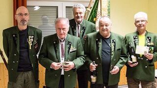 Ehrungen vom Badischen Sportschützenverband (von links): Andreas Diez, Oberschützenmeister Kurt Blaha, Wolfgang Hart, Jürgen Bartel und Harald Nuss.