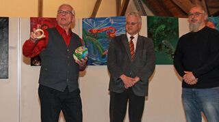 Im Großeicholzheimer Wasserschloss wurde eine Ausstellung mit Werken von Rainer Kampfhenkel eröffnet.