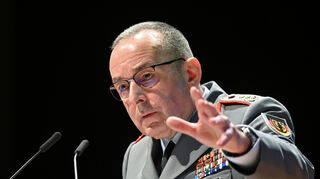 Carsten Breuer, Generalinspekteur der Bundeswehr, kommt am 21. März zum Rückkehrerappell des Panzerbataillons 363.