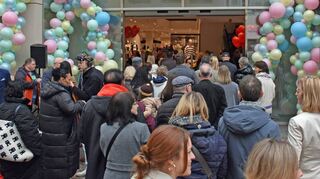 Groß war der Andrang nach der feierlichen Eröffnung des neuen Modehauses Zinser in der Burgstraße.