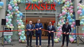 Das neue Modehaus Zinser im Zentrum von Bad Mergentheim ist eröffnet: Oberbürgermeister Udo Glatthaar (von links), Christian Klemp und Steffen Mächtle von der Zinser-Geschäftsführung aus Tübingen sowie Geschäftsleiter Eugen Geier durchschnitten am Dienstag um 10 Uhr feierlich das rote Band am Haupteingang.