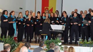 Der fast zweistündige Empfang wurde von den beiden Chören Sindolsheim/Hirschlanden unter der Leitung von Dirigentin Dagmar Stief gesanglich umrahmt.