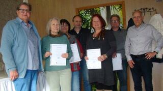 Die Urkunden für lange Mitgliedschaft: Bild von links: Kreisvorsitzender Kurt Weiland, Renate Ilg, Elisabeth Holler, Roland Stein, Claudia Flach, Bernhard Stapf und Vorsitzender Dieter Ilg.
