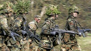 Wehrpflichtige Panzergrenadiere rennen bei einer Übung über das Gelände der Knüll Kaserne in Schwarzenborn.