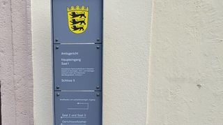 Ein Lehrer, der an einer weiterführenden Schule in Bad Mergentheim unterrichtet, wurde wegen sexueller Belästigung und Nötigung verurteilt.