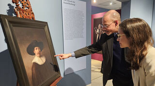Professor Henry Keazor betrachtet mit Studentin Cara Hoppe das KI-erzeugte Gemälde „The Next Rembrandt“.