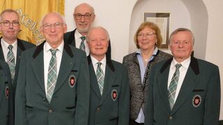 Der neue Vorstand des Männergesangvereins (von links): Berthold Seidler, Werner Götzelmann, Alois Dittmann, Bertold Keller, Ruthard Stein, Chorleiterin Mechthild Geiger und Arnim Rösler.