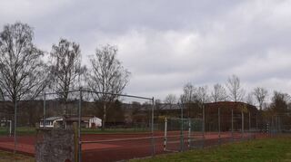Vor allem aus Sicherheitsgründen soll der Hartplatz der Grundschule Röttingen für knapp 500 000 Euro saniert werden.