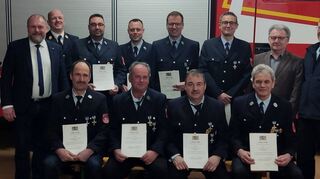 Mitglieder geehrt: Das Bild zeigt (hintere Reihe von links) Landrat Thomas Eberth, Markus Dürr, Christian Lochner, Thomas Lochner, Bernd Schmitt, Marco Karl, Josef Gessner, Michael Reitzenstein, (vordere Reihe) Burkard Sohn, Burkhard Wunderlich, Bernhard Ort, Hermann Uhl. Es fehlt Andy Schreiber.