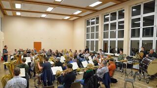 Als einzige Spielgemeinschaft nehmen die beiden Musikvereine Schweinberg und Grünsfeld an einem internationalen Wertungsspiel in Riva del Garda Ende März teil. Derzeit laufen die Vorbereitungen und es wird – wie man sieht – fleißig geprobt.
