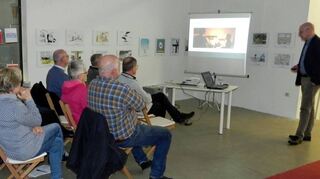 Ein Vortrag über „Abfall- und Kreislaufwirtschaft inklusive Recycling, Entsorgung und Klimaschutz“ fand im Rahmen der Frühjahrs-Wanderausstellung „Glänzende Aussichten“ des Vereins „Kunstreich“ in der Galerie „Fürwahr“ statt.