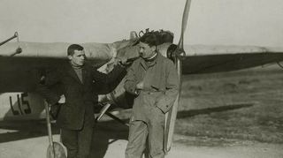 Werner von Langsdorff (links) als Passagier und Fachjournalist sowie Pilot Martin Schrenk vor der Klemm-Daimler L15, mit der sie 1924 den Rekordflug nach Bensheim antraten.