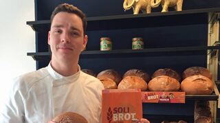 Geschäftsführer Wirsching vom Café Köpfle unterstützt die Aktion des Hilfswerks Miserior mit dem Verkauf von Solibrot.