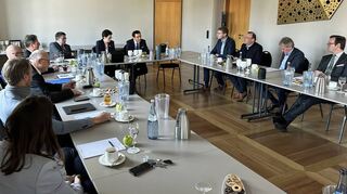 Justizministerin Marion Gentges sprach auf Einladung von Landtagsvizepräsident Wolfgang Reinhart (jeweils hinten in der Mitte) mit Vertretern aus Kommunen, Landkreis, Politik und Verwaltung im Main-Tauber-Kreis über Migration, Arbeitsmarktintegration und Sozialleistungen.