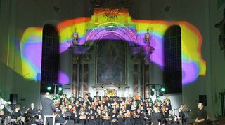 Rund 100 Mitwirkende verwandelten die Kirche St. Magnus in Hainstadt mit ihrer Musik, mit Tanz, Licht und Videoprojektionen in einen magischen Ort.