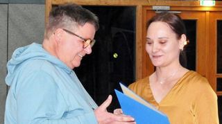 Besondere Auszeichnung: Die scheidende Vorsitzende der Turnabteilung, Marianne Rutkowski (links) erhält von DTB-Präsidentin Kerstin Eisele den Ehrenbrief des Deutschen Turnerbunds.