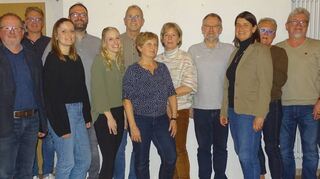 Der Vorstand der Tennisabteilung: (von links) Britta Müller, Norbert Stolzenberger, Sebastian Heger, Anika Ansmann, Bernd Schäfer, Sarah Behringer, Thomas Schmitt, Elly Beck, Gertrud Heger, Wolfgang Ansmann, Anette Henninger, Gudula Partin, Sigi Hegerund Simon Spachmann. Es Bild fehlen Christiane Seidl, Daniel Henninger, Philipp Spachmann.