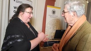 Über Gräfin Anna Maria von Löwenstein-Wertheim-Rochefort referierte Hertha Schwarz beim Archivverbund Main-Tauber. Das Bild zeigt sie im Gespräch mit Alois Konstantin Fürst zu Löwenstein.