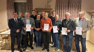 Bei der Hauptversammlung des CDU Stadtverbands Niederstetten ehrte Kreisvorsitzender Wolfgang Reinhart mehrere langjährige Mitglieder. Als neuer Stadtverbandsvorsitzender wurde zudem Heinz Raubacher (Dritter von links) gewählt.