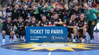 Erleichterung und Freude bei den deutschen Handballern nach dem Sieg gegen Österreich und dem Olympia-Ticket.