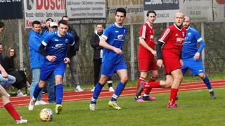 Der VfB Reicholzheim (in Blau) gewinnt überraschend deutlich mit 5:2 beim TSV Kreuzwertheim.