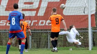 Da kommt dann selbst Torwart Kevin Rüdenauer nicht mehr an den Ball und Taubertal/Röttingen darf sich über das 1:0 freuen.  Bilder: Robert Stolz