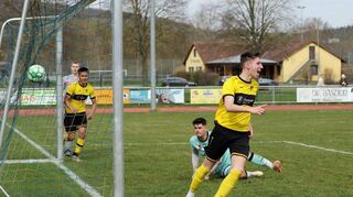 Marvin Sauer vom 1. FC Igersheim bejubelt seinen Treffer gegen die SGM Weikersheim/Laudenbach II.