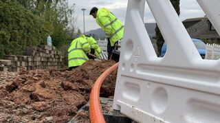 Die Bautrupps der Firma Terrado haben nun ihre Arbeiten beim Glasfaserausbau wieder aufgenommen. Das Bild entstand an der „Teststrecke“ im Spessartweg.