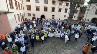Stiller Protest im Innenhof des Wertheimer Rathauses.