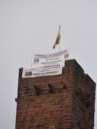 Protestplakate auf der Wertheimer Burg.
