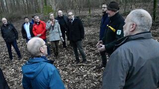 Bei einem Vorort-Termin machten sich Mitglieder des Ausschusses für Technik und Umwelt und der Stadtverwaltung ein Bild von dem Ort, an dem künftig Waldbestattungen auf dem Stadtgebiet Buchens möglich sein sollen. Der zuständige Revierleiter Hermann Fischer (Zweiter von rechts) informierte.