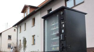 Dieser Snack-Automat in der Bürgermeister-Henn-Straße sorgt für Unmut in der Bevölkerung. Der Aufsteller hat nun eine schriftliche Anhörung von der Verwaltung erhalten.