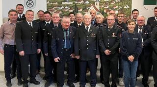 Das Bild zeigt die geehrten Mitglieder mit Bürgermeister Killian, Ortsvorsteher Walz, Jörg Kirschenlohr und Michael Genzwürker sowie dem Stadtkommandanten Christian Albrecht und dem Abteilungskommandanten Philipp Albrecht.