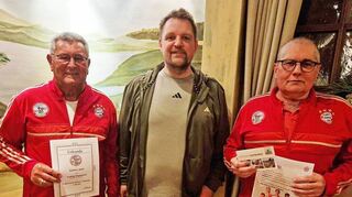 FCB-Fanclub-Vorsitzender Heiko Hillebrand (Mitte) mit den anwesenden Geehrten Josef Krämer (links, zehn Jahre) und Josef Metzger (40 Jahre ehrenamtliches Engagement innerhalb des Fanclubs).