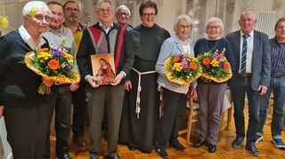 Von den auf der Generalversammlung Geehrten konnten fünf ihre Urkunden persönlich in Empfang nehmen: Else Baier, Alfred Hirschner, Manfred Pfeiffer, Doris Seitz und Ursula Ott (vorne, von links). Hier umrahmt von Alexander Giegerich, Gotthard Dell, Pater Josef Bregula, Wolfgang Stich und Joachim Kirchgessner (hinten, von links).