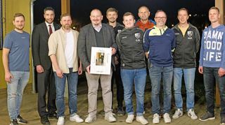 Die neue Abteilungsspitze der TSV-Fußballer mit dem neuen Leiter Bastian Bulenda (Dritter von links) und dem scheidenden Dirk Schlenker(Vierter von links).
