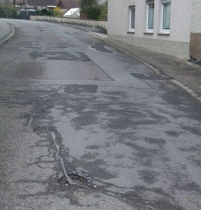 Aktueller Blick in die Jahnstraße in Külsheim, die ausgebaut werden soll. Der Gemeinderat vergab die Ingenieurleistungen.