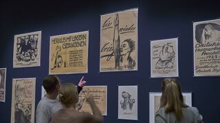 Die Frankfurter Ausstellung „Kollwitz“ zeigt 110 Werke der Künstlerin Käthe Kollwitz auf Papier, Leinwand oder als Plastiken.