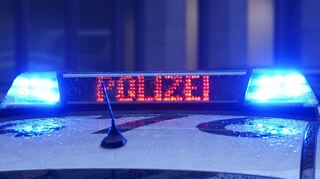 Die Polizei sucht nach zwei Zeugen für die Gewalttat in Unterbalbach. Die Fotos sind über eine Internetadresse abzurufen.