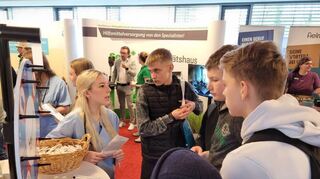 „Löchert die Aussteller mit euren Fragen“, so ein Appell der Veranstalter. Dieser Aufforderung kamen die Schüler engagiert nach.